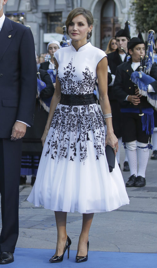 La Reina Letizia con un Felipe Varela en los Premios Princesa de Asturias 2017