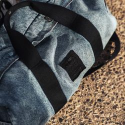 Bolsa de deporte con tejido denim de la colección 'Puma x Xo' por The Weeknd