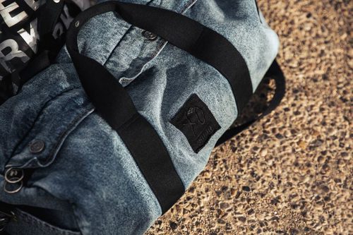 Bolsa de deporte con tejido denim de la colección 'Puma x Xo' por The Weeknd
