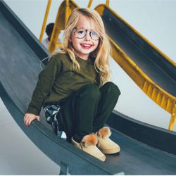 Zapatillas en color camel de la colección de Akid creada por los hijos de Jaime King