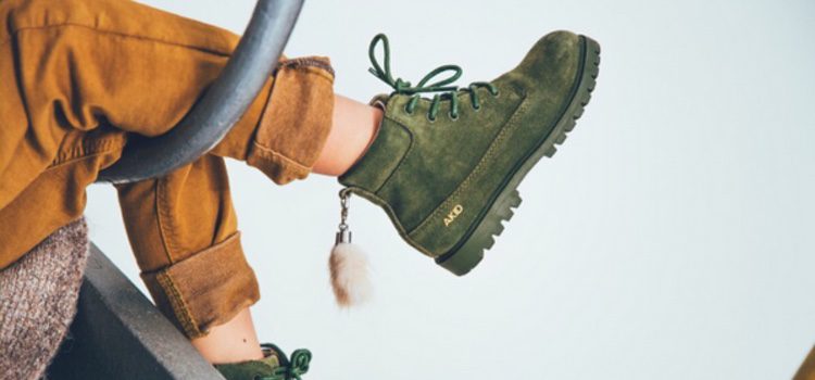 Botas de la campaña de la colección de los hijos de Jaime King para Akid