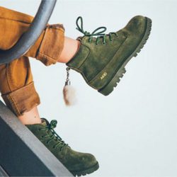 Botas de la campaña de la colección de los hijos de Jaime King para Akid
