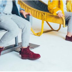 Botas y zapatillas en color burdeos de la colección de los hijos de Jaime King para Akid