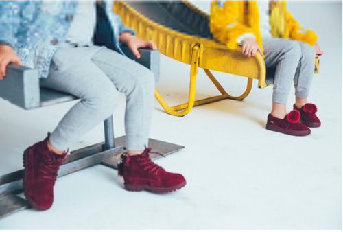 Botas y zapatillas en color burdeos de la colección de los hijos de Jaime King para Akid