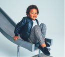 Zapatillas en color oscuro de la colección de niños creado por los hijos de Jaime King para Akid