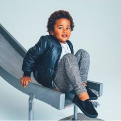 Zapatillas en color oscuro de la colección de niños creado por los hijos de Jaime King para Akid