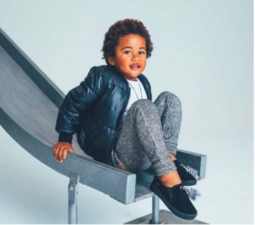 Zapatillas en color oscuro de la colección de niños creado por los hijos de Jaime King para Akid