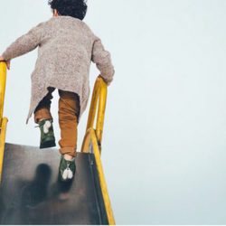Botas de cordones por la parte de atrás de la colección de los hijos de Jaime King para Akid