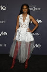 Kelly Rowland con un vestido blanco y botas altas en los premios Instyle 2017 de Los Ángeles