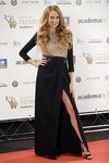 María Castro con un vestido largo con una abertura en la falda en la decimonovena edición de los premios Iris 2017 en Madrid