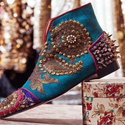 Botín azul con apliques de la colección cápsula de Christian Louboutin