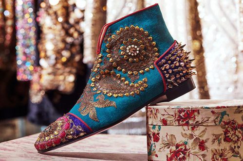 Botín azul con apliques de la colección cápsula de Christian Louboutin