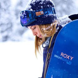 Gafas, gorro y chaqueta de la colección Roxy para este invierno