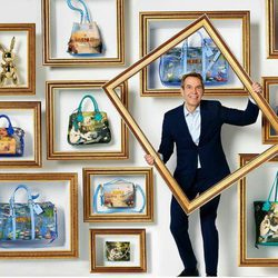 Jeff Koons posando con los diseños de la colección ' #LVxKoons'