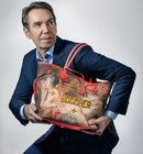 Jeff Koons posando con bolso BOUCHER de la colección '#LVxKoons'