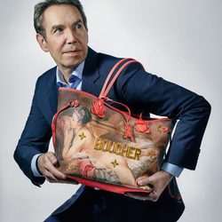 Jeff Koons posando con bolso BOUCHER de la colección  '#LVxKoons'