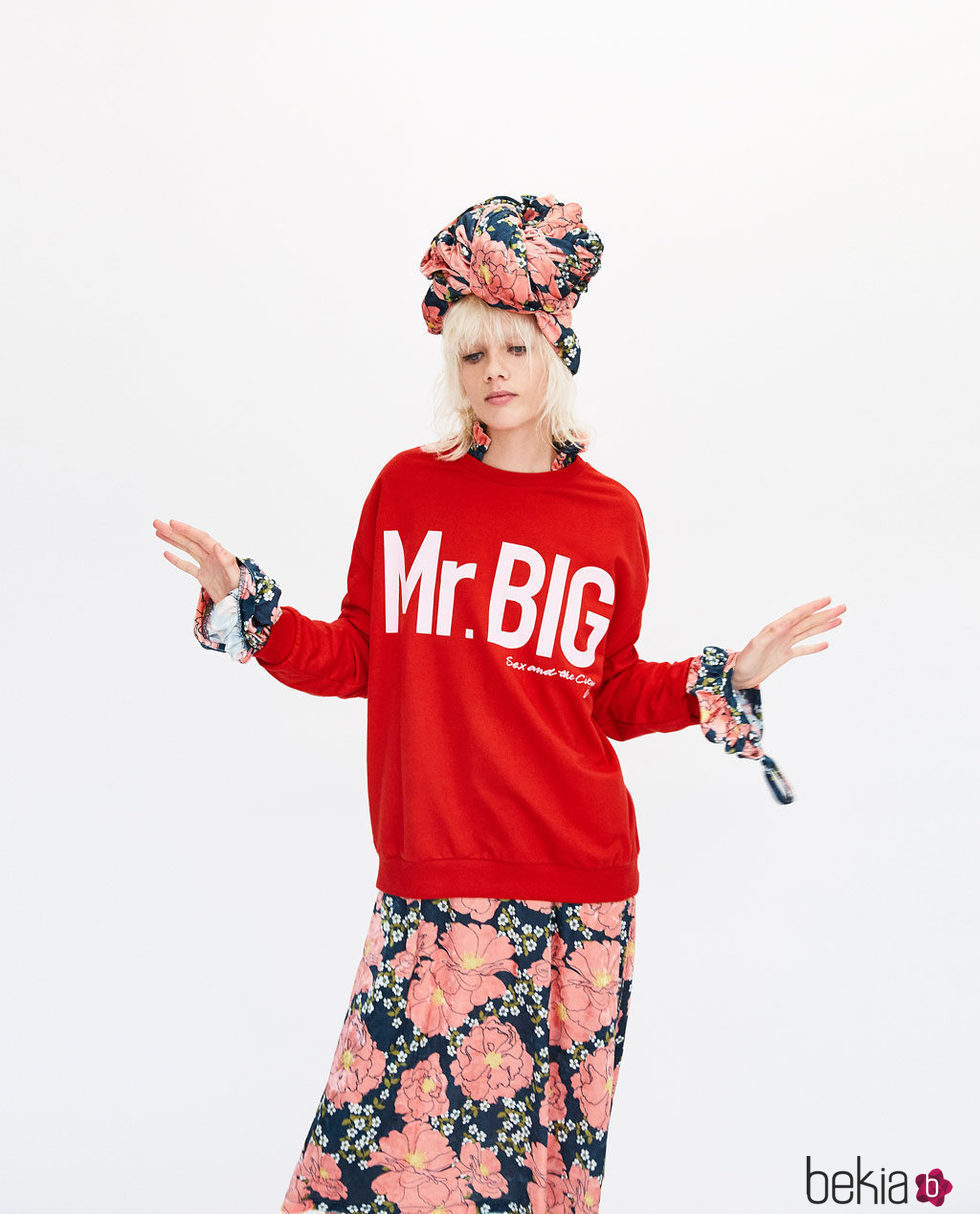 Sudadera roja 'Mr. Big' de la edición 'Sexo en Nueva York' de Zara
