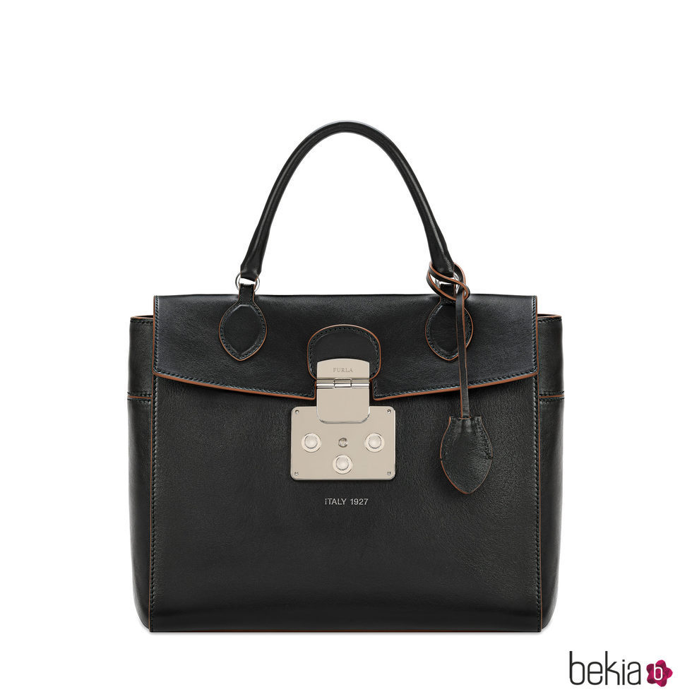Bolso 'Mantra' en color negro de la nueva colección cápsula de Furla
