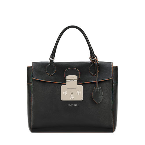 Bolso 'Mantra' en color negro de la nueva colección cápsula de Furla