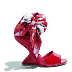 Sandalias rojas de tacón de la nueva colección pre-spring 2018 de Salvatore Ferragamo