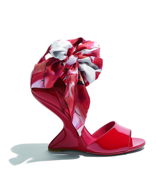 Sandalias rojas de tacón de la nueva colección pre-spring 2018 de Salvatore Ferragamo