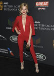 Marah Fairclough con un mono con capa en los premios BAFTA 2017 de Los Ángeles