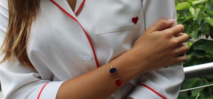 Camisa blanca con detalles rojos y pulsera de la colección 'Dear Drew' para Amazon