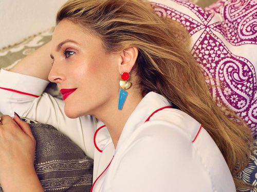 Drew Barrymore con camisa y pendientes de la colección 'Dear Drew' para Amazon