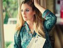 Drew Barrymore con kimono y collar de la colección 'Dear Drew' para Amazon