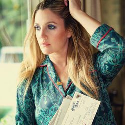 Drew Barrymore con kimono y collar de la colección 'Dear Drew' para Amazon