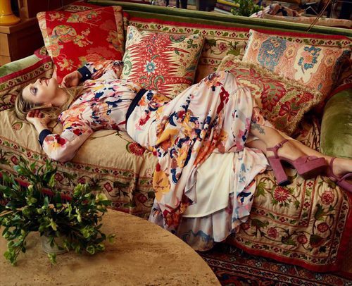 Drew Barrymore posando con vestido largo y tacones de la colección 'Dear Drew' para Amazon