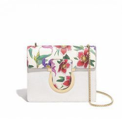 Bolso blanco de la colección pre-spring 2018 de Salvatore Ferragamo