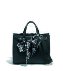 Bolso negro de la colección pre-spring 2018 de Salvatore Ferragamo