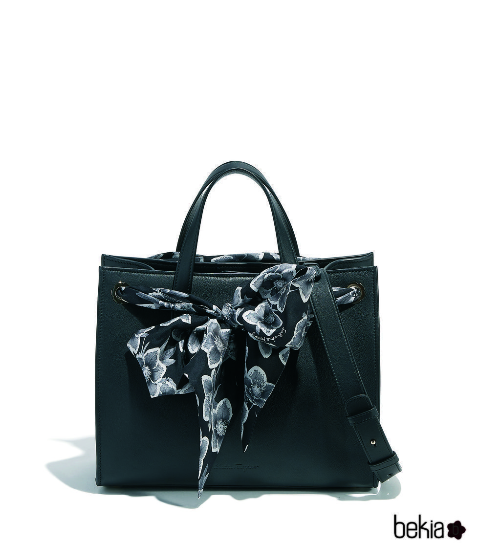 Bolso negro de la colección pre-spring 2018 de Salvatore Ferragamo