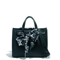 Bolso negro de la colección pre-spring 2018 de Salvatore Ferragamo