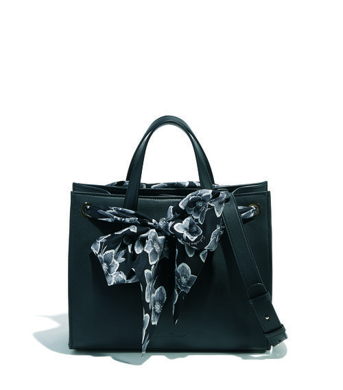 Bolso negro de la colección pre-spring 2018 de Salvatore Ferragamo