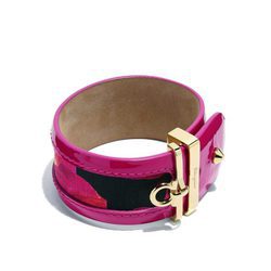 Pulsera ancha roja de la colección pre-spring 2018 de Salvatore Ferragamo