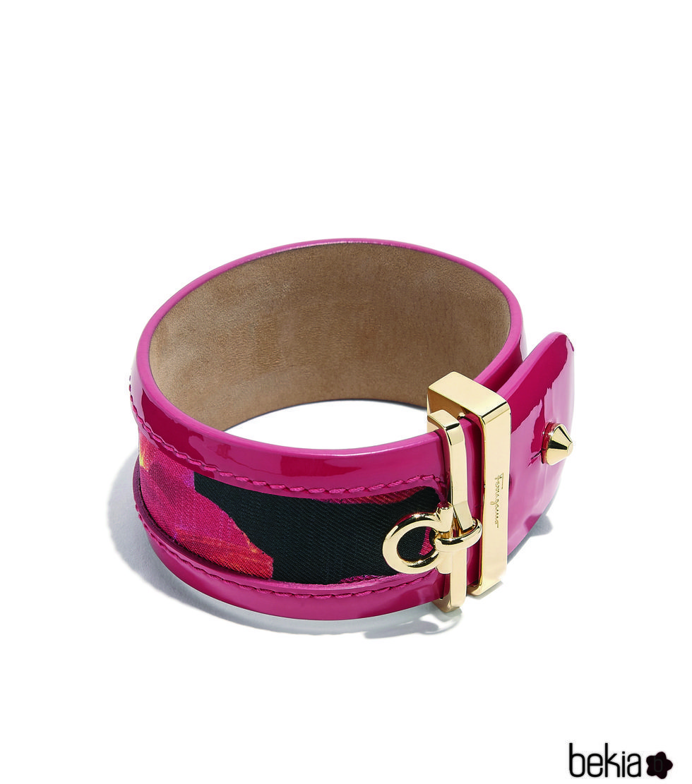 Pulsera ancha roja de la colección pre-spring 2018 de Salvatore Ferragamo