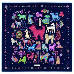 Pañuelo negro con estampado de la colección pre-spring 2018 de Salvatore Ferragamo