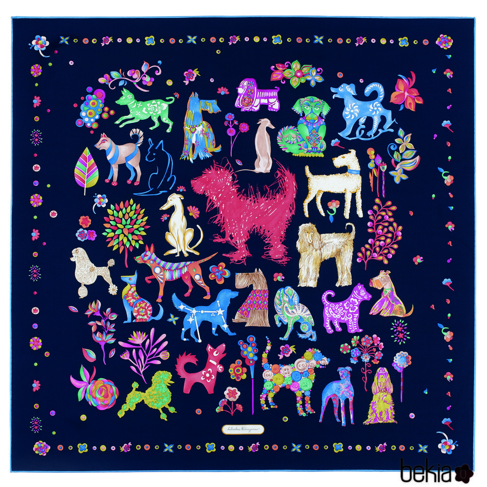 Pañuelo negro con estampado de la colección pre-spring 2018 de Salvatore Ferragamo