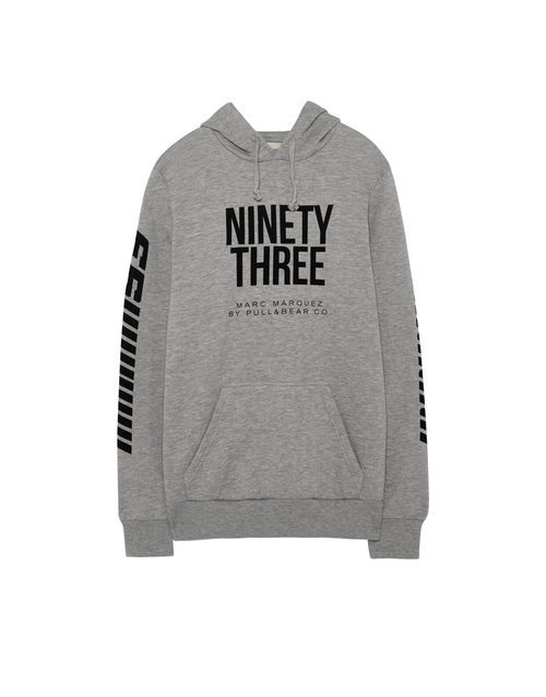 Sudadera gris de la colección cápsula de Marc Márquez para Pull&Bear para otoño/Invierno 2017/2018