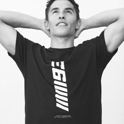 Marc Márquez con camiseta negra en la campaña de su colección cápsula para Pull&Bear