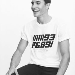 Marc Márquez sonriendo con camiseta de su colección cápsula para Pull&Bear