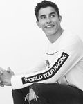 Marc Márquez con camiseta de manga larga de su colección cápsula para Pull&Bear