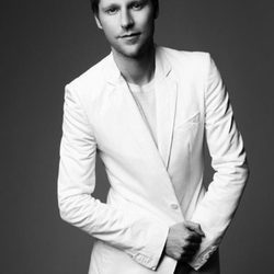 Christopher Bailey posando con chaqueta blanca