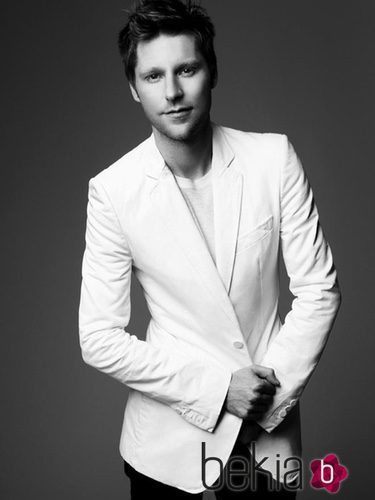 Christopher Bailey posando con chaqueta blanca
