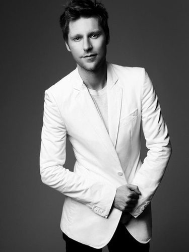 Christopher Bailey posando con chaqueta blanca