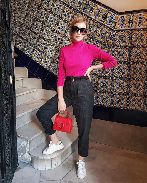 Miriam Giovanelli con jersey fucsia y bolso rojo