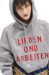 Alba Galocha con sudadera gris de la colección cápsula de Davidelfín