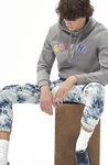 Fernando Lindez con sudadera gris de la colección cápsula de Davidelfín